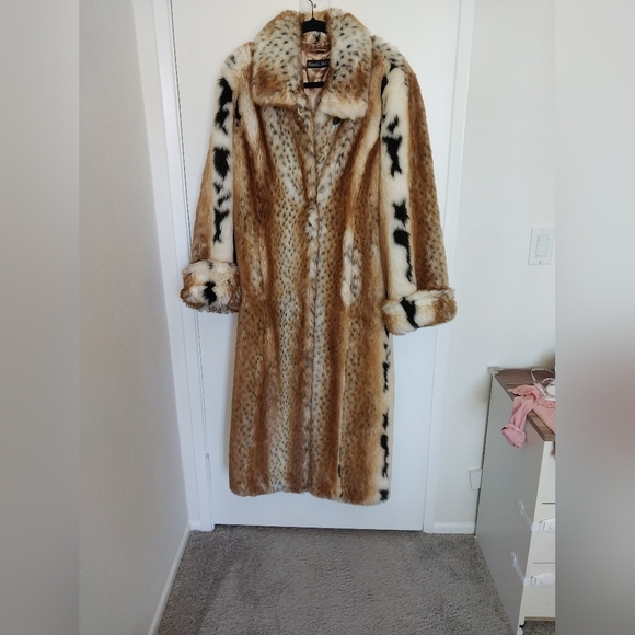 Luxurious Faux Fur Coat in Brown and Black (Long) - Picture 6 of 7